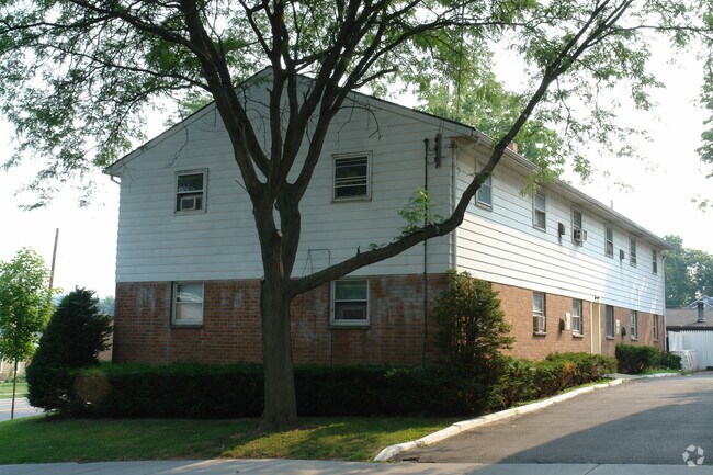Primary Photo - Hillside Court Apartments