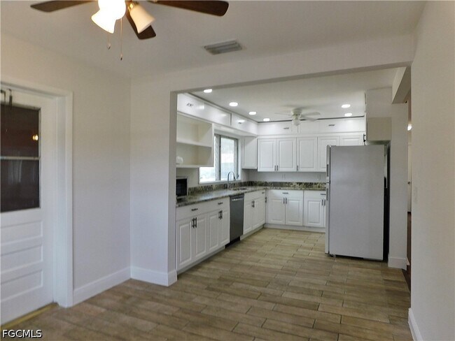 Building Photo - 287 Poe Ave