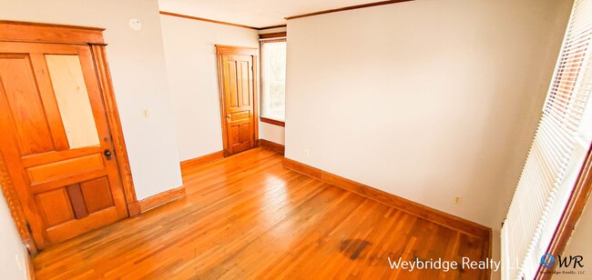 Building Photo - A Nice 4-Bedroom 1-Bath House in East Pric...