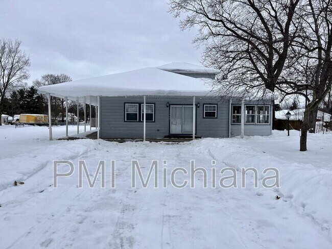 Building Photo - 19901 Oakdale Ave