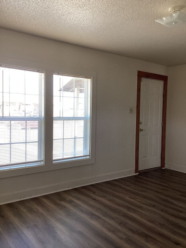 Building Photo - Charming 2 Bed 1 Bath Home Located in Portales!  Small Dogs and/or Cats Upon Approval!