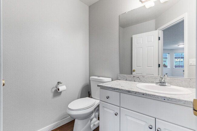 Building Photo - 2851 Cleveland Ave NW