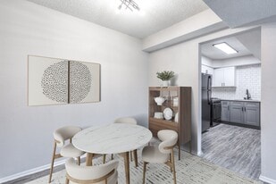 Building Photo - Saddlestone Apartments