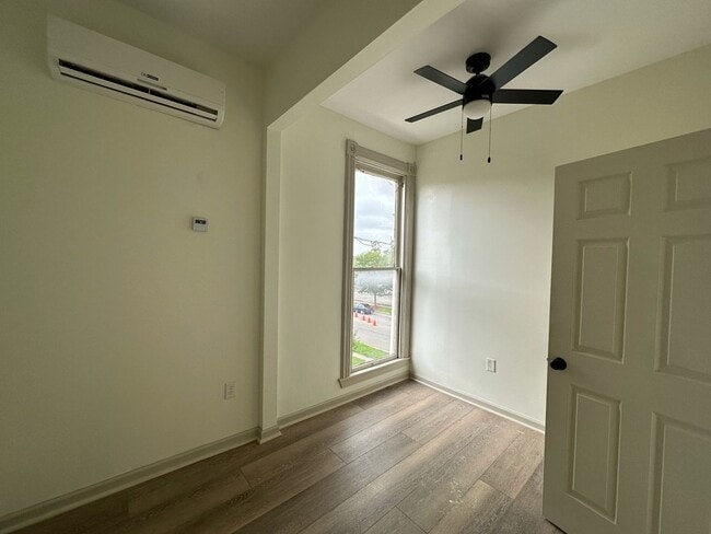 Building Photo - **August 2028** HUGE 8 Bed 6 Bath !! Fully Remodeled!!