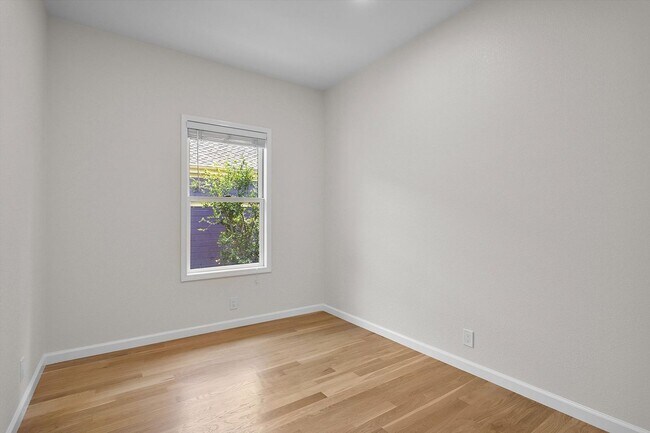 Building Photo - 2026 San Antonio Ave