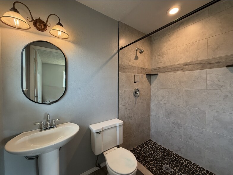 Building Photo - 330 Overton Dr