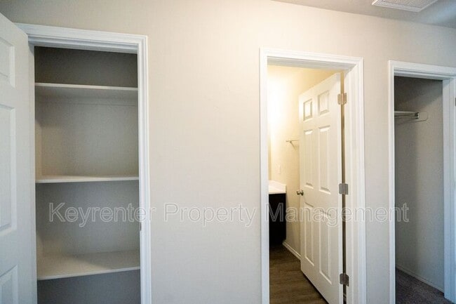 Building Photo - 1317 S Silver Dr