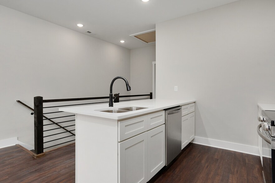 Building Photo - 1619 S Highland Park Ave