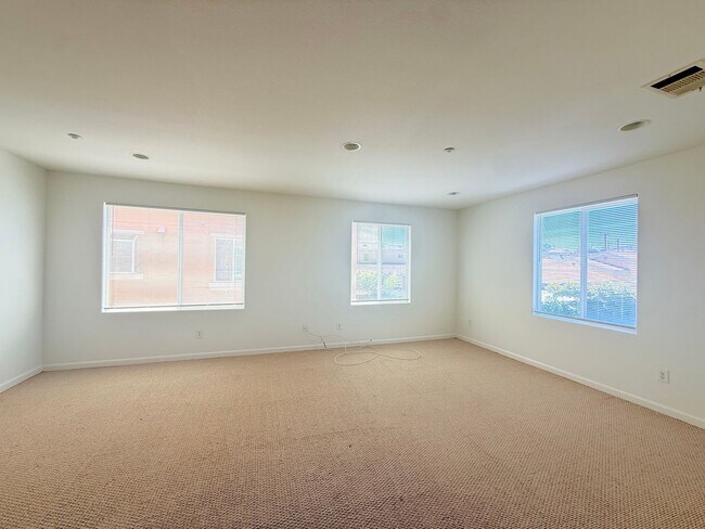 Building Photo - 2054