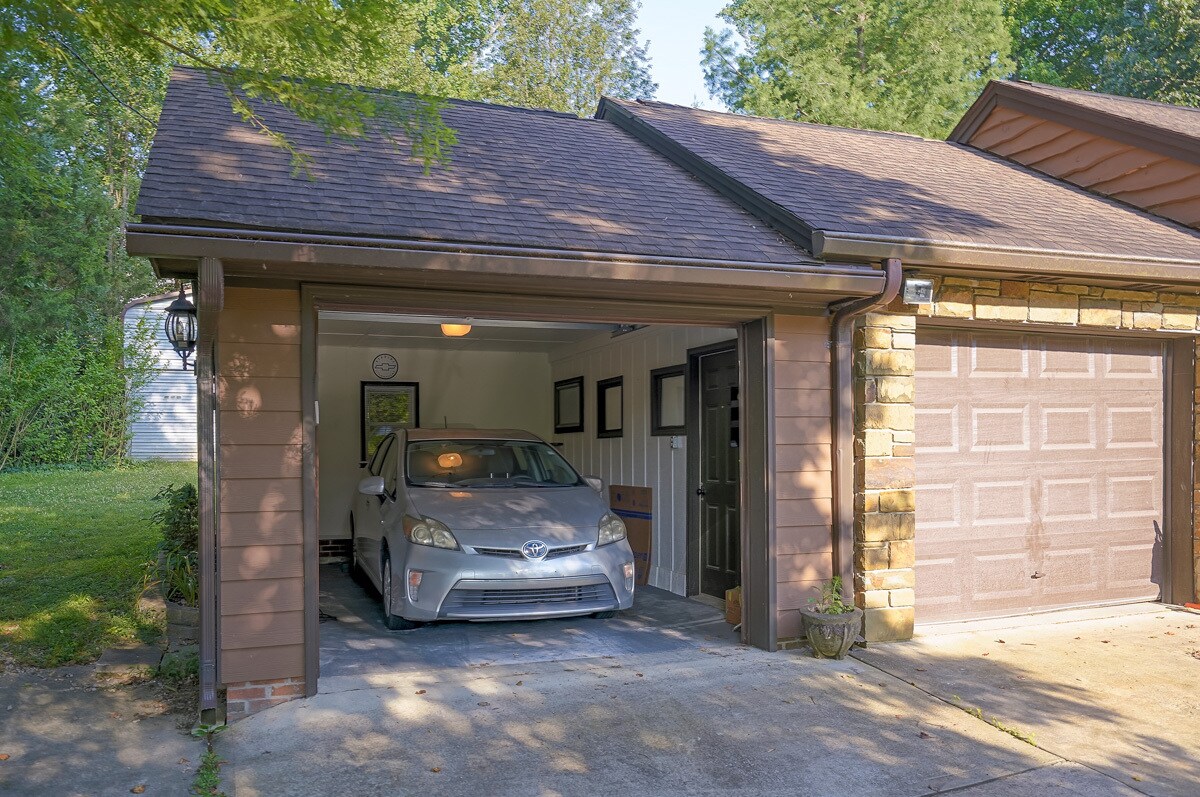 Building Photo - 1422 Pineview Dr