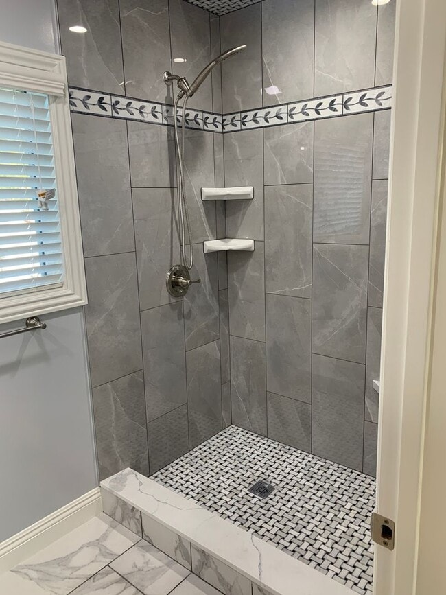 Building Photo - Fully Updated Spacious Studio Above Garages in Pasadena!