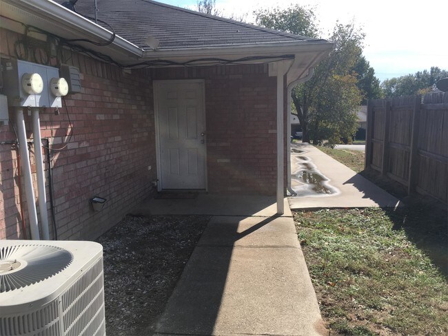 Building Photo - 1702 Susan Dr