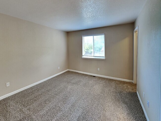 Building Photo - 957 W Briarwood Ave