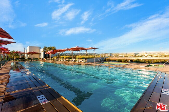 Building Photo - 700 Broadway