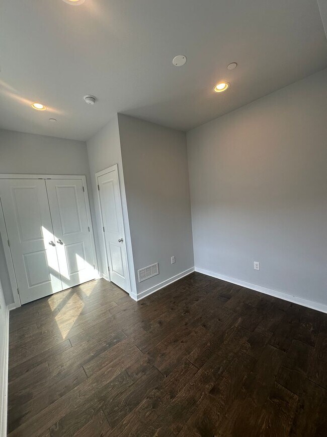 Building Photo - Beautifully Renovated 4 Bed/ 3.5 Bath With Rooftop!