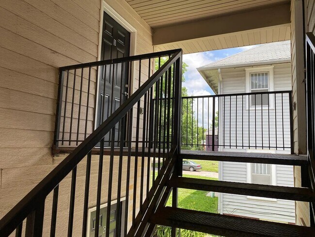 Building Photo - 411 E Scott St