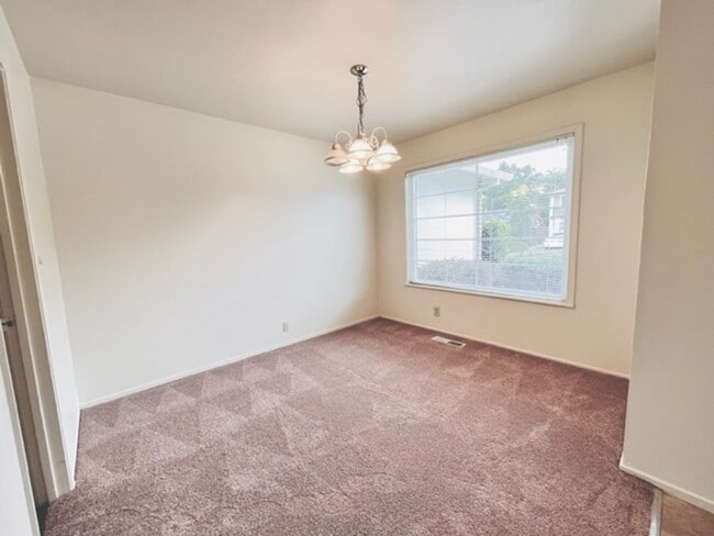 Building Photo - Move-In Ready 4BD/2BA Single Story, Ranch-...