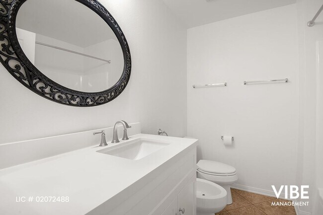 Building Photo - WESTLAKE HILLS- 5 BEDROOMS on a Quiet Street. Walk to everything!!!