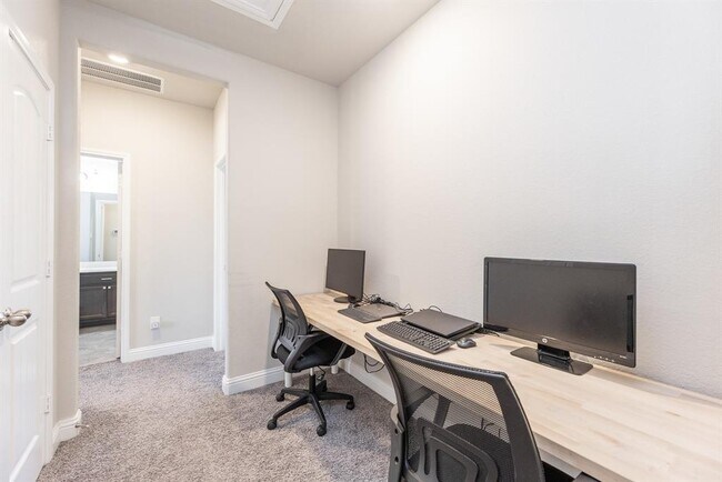Building Photo - 15215 Holloway Hls Trl