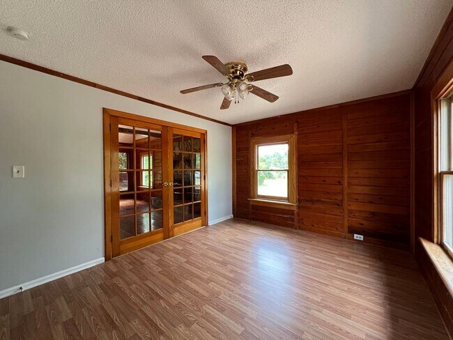Building Photo - Spacious Log Cabin with Bonus Room. Country Living!