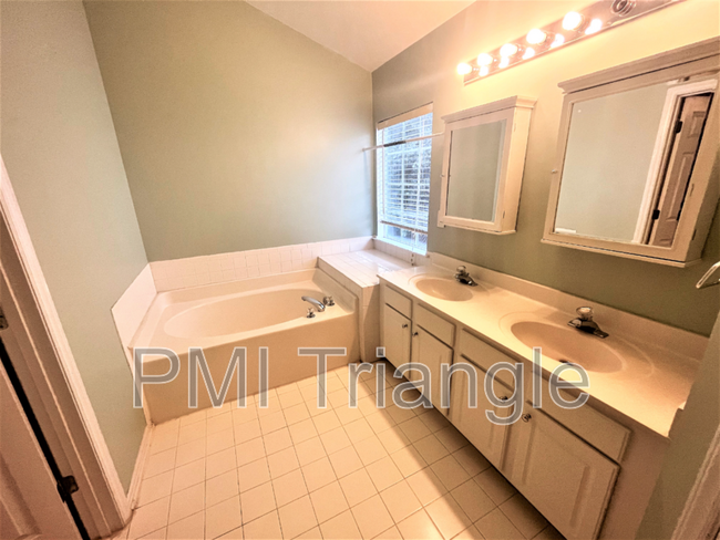 Building Photo - 2429 Valley Haven Dr