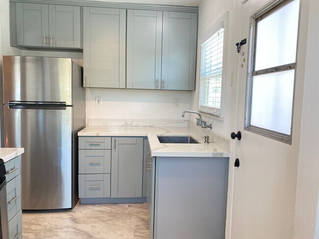 Building Photo - Craftsman Two Bedroom House! w/ Garage! NO...