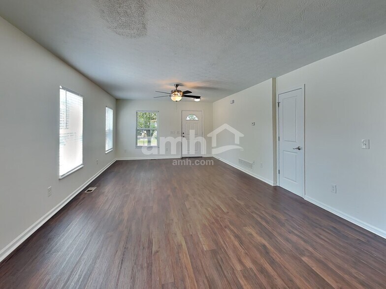 Building Photo - 136 Poe Ave