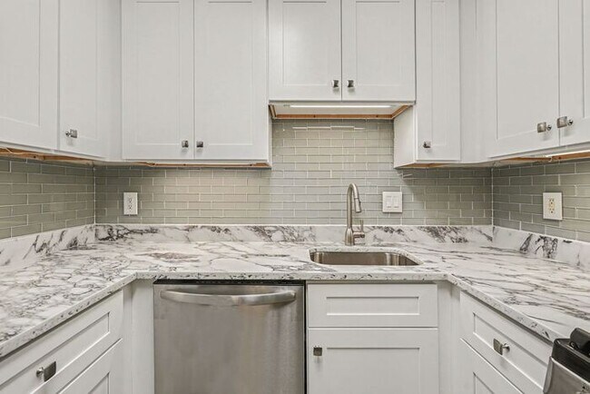 Building Photo - 2BR/1.5BA End Unit Townhome Near Downtown Snellville!