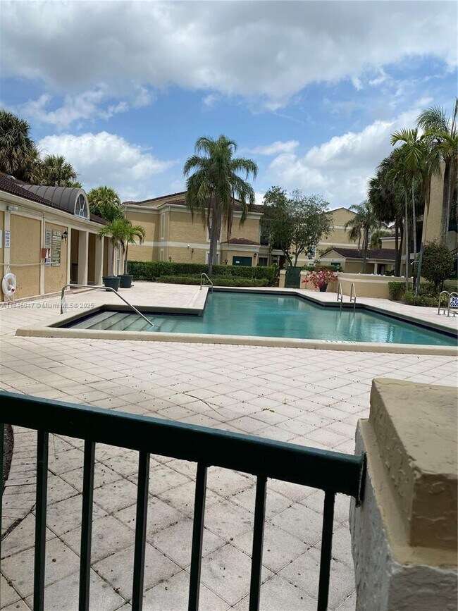 Building Photo - 733 Riverside Dr