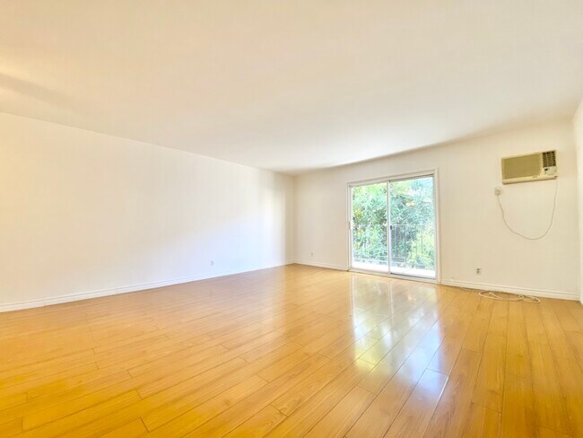 Building Photo - 1541 N Formosa Ave