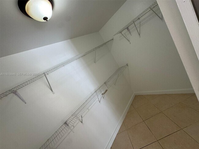 Building Photo - 800 Parkview Dr