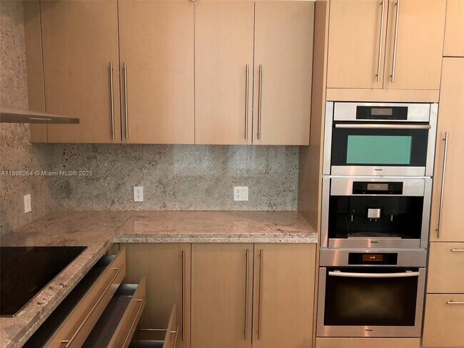 Building Photo - 900 Brickell Key Blvd