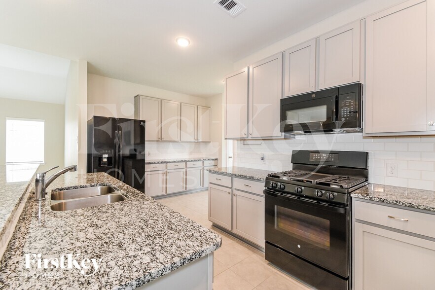 Building Photo - 8020 Quartz Ln