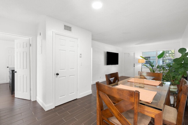 Building Photo - 1900 NE 8th Ct