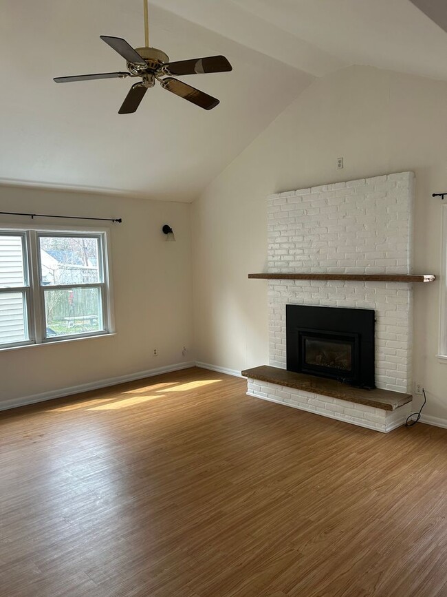 Building Photo - 3 Bed Home for rent!