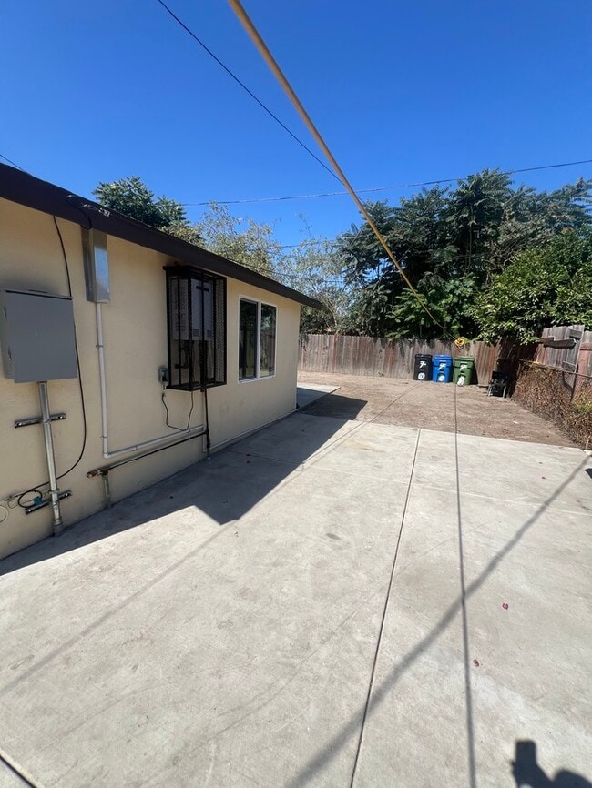 Building Photo - Charming 1-bedroom, 1-bathroom apartment!