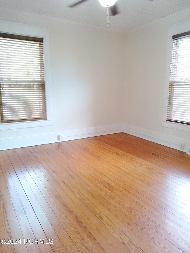 Building Photo - 407 E Main St