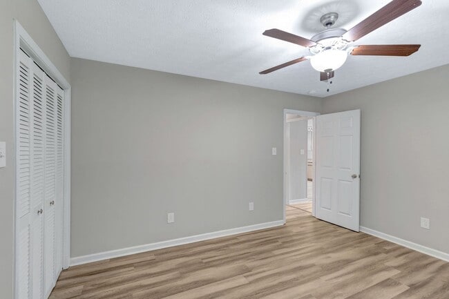 Building Photo - AVAILABLE NOW. 2 Bed 1 Bath Duplex. Locate...