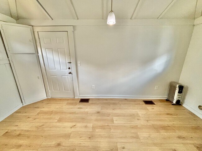 Building Photo - Churchill Downs Area - 1 bedroom shotgun house, pets okay!