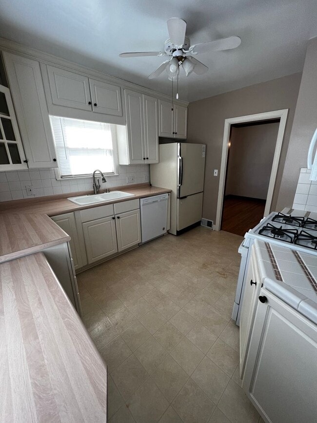 Building Photo - 2 bedroom home with bonus room in Davenport
