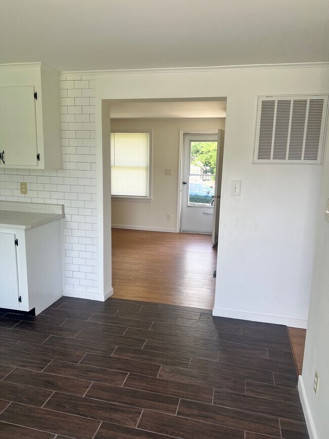 Building Photo - 9442 Shiloh Dr