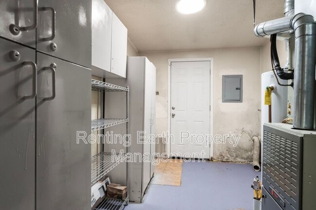 Building Photo - 6452 Evergreen Blvd