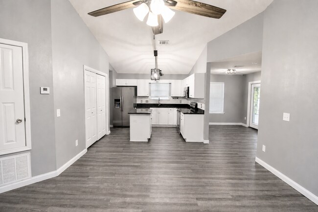 Building Photo - Updated 3BR/2BA Solar Home with No Carpet, Granite Countertops, Stainless Appliances & Spacious B...