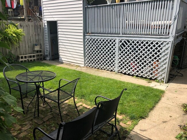 Building Photo - 2027 W Homer St