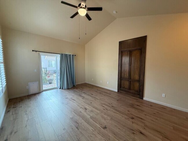 Building Photo - Modern Two–Primary Suite Townhome w/ 2-Car Garage in Sparks