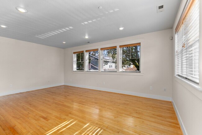 Building Photo - 2bd/1.75Ba Seattle Townhouse