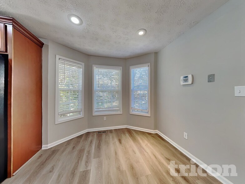 Building Photo - 930 Willow Hollow Dr