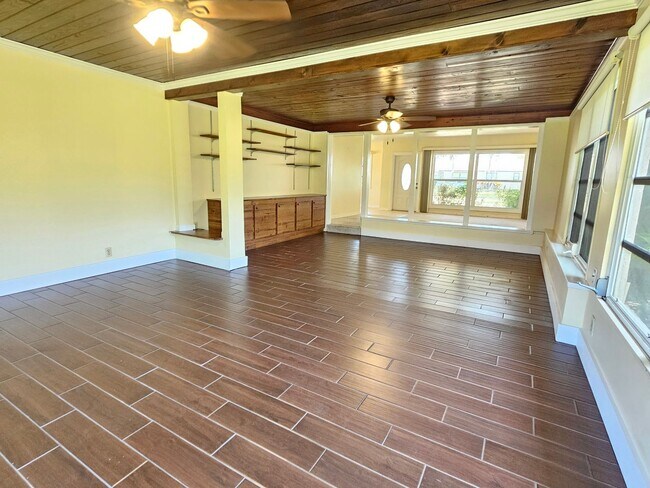 Building Photo - Venice Island – North of Venice Ave - Annual Single Family Home– Minutes from Venice Beach, Mains...