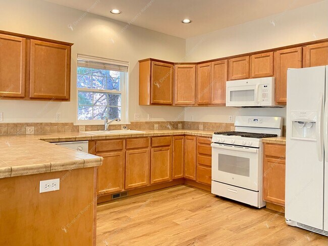 Building Photo - Beautiful, updated 3 BR on westside close to tons of recreation!