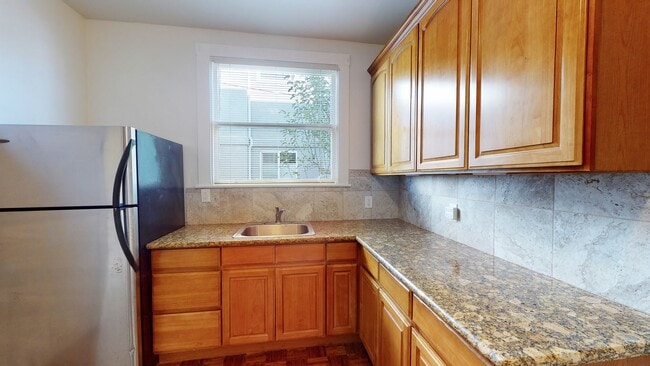 Building Photo - 1925 Charming Oakland Duplex!